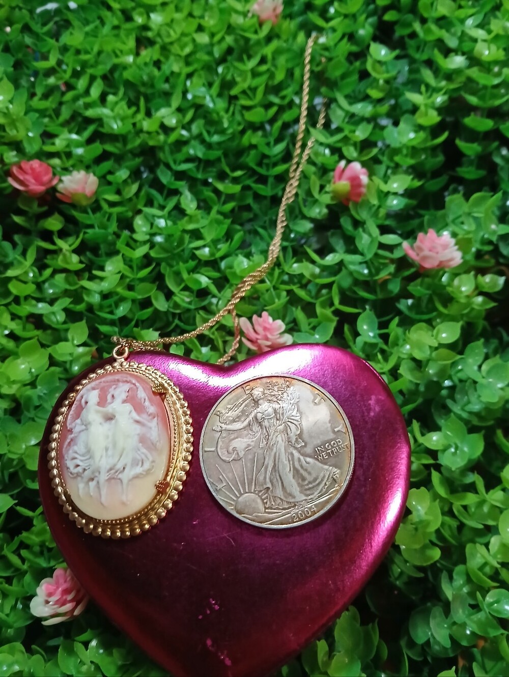 Gold-Tone Cameo Pendant Necklace in Pink